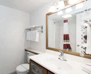 red roof inn uhrichsville