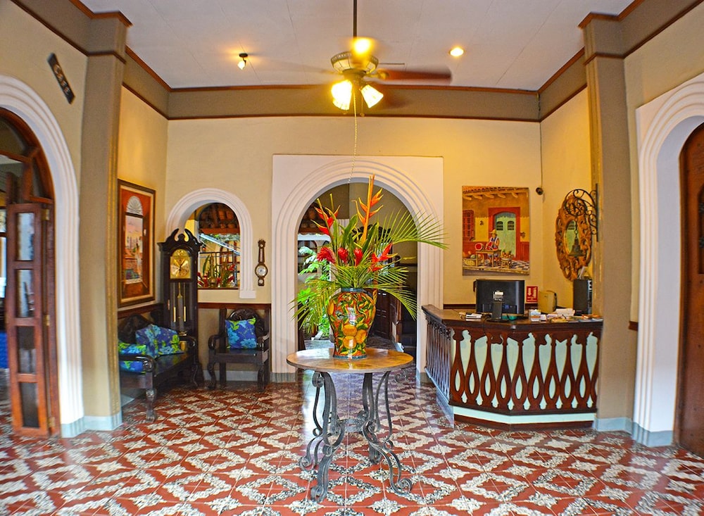 hotel los balcones leon