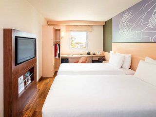 ibis vientiane nam phu