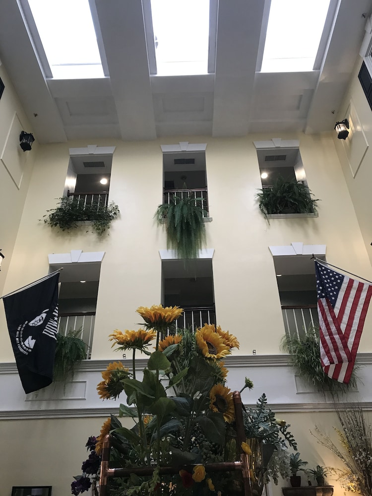 inn on the square ascend hotel collection