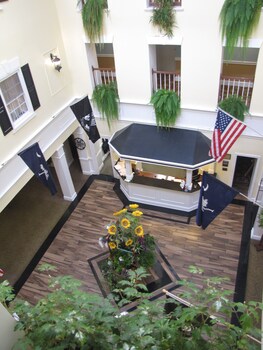 inn on the square ascend hotel collection