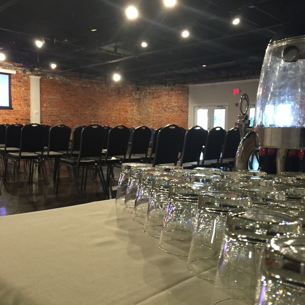 inn on the square ascend hotel collection