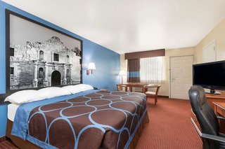 super 8 by wyndham san antonio at i 10
