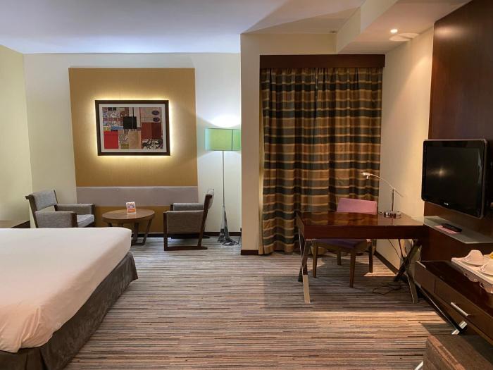 phoenix plaza hotel apartments