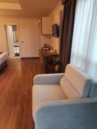 golden royal hotel and spa