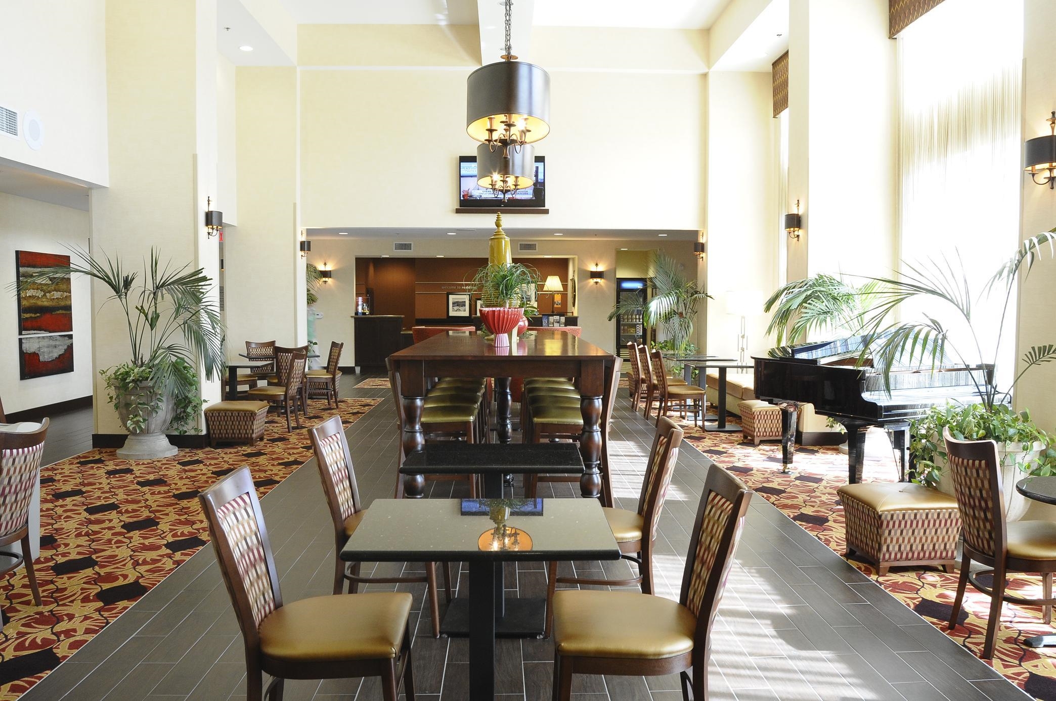 hampton inn and suites redding
