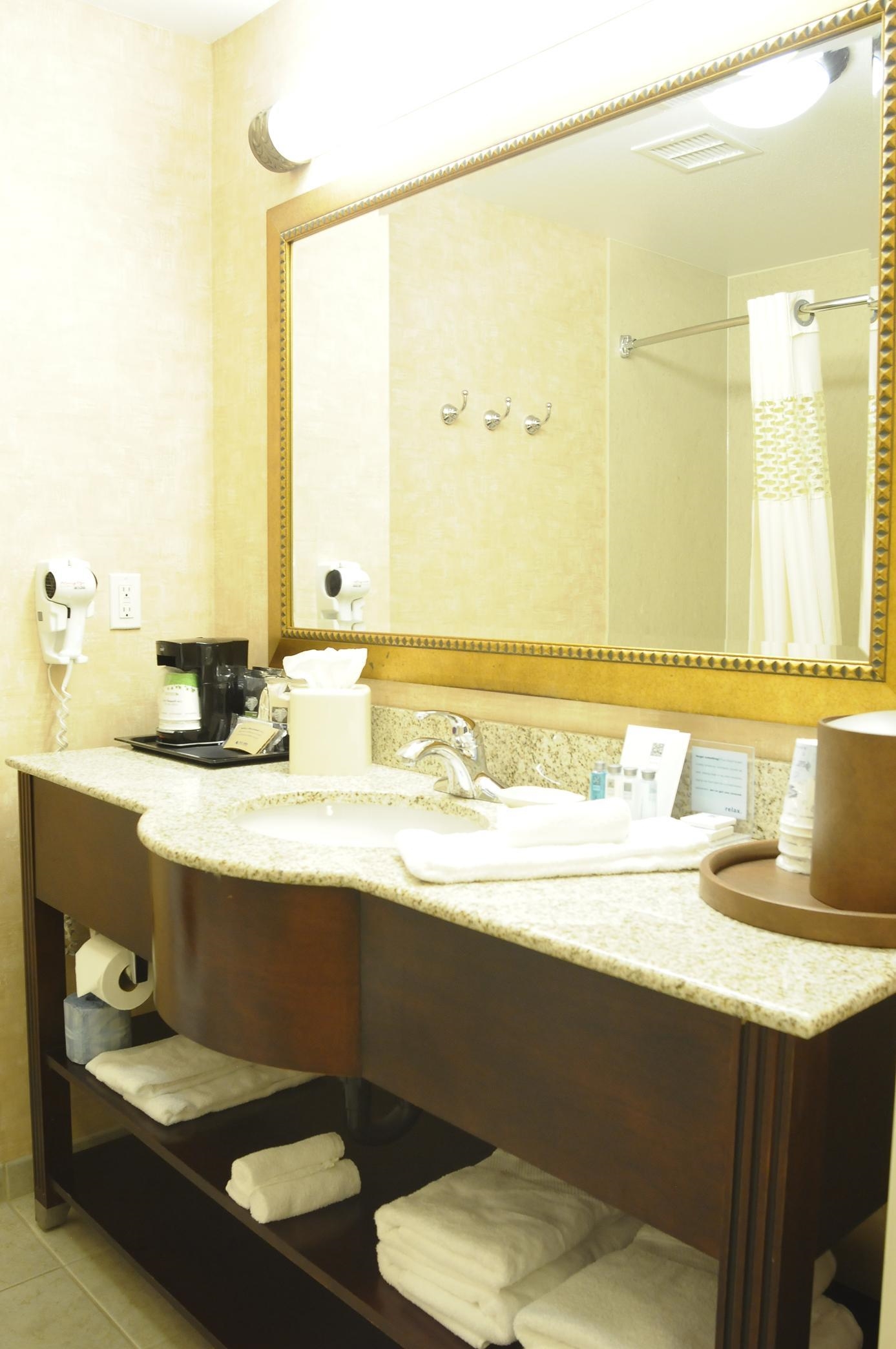 hampton inn and suites redding