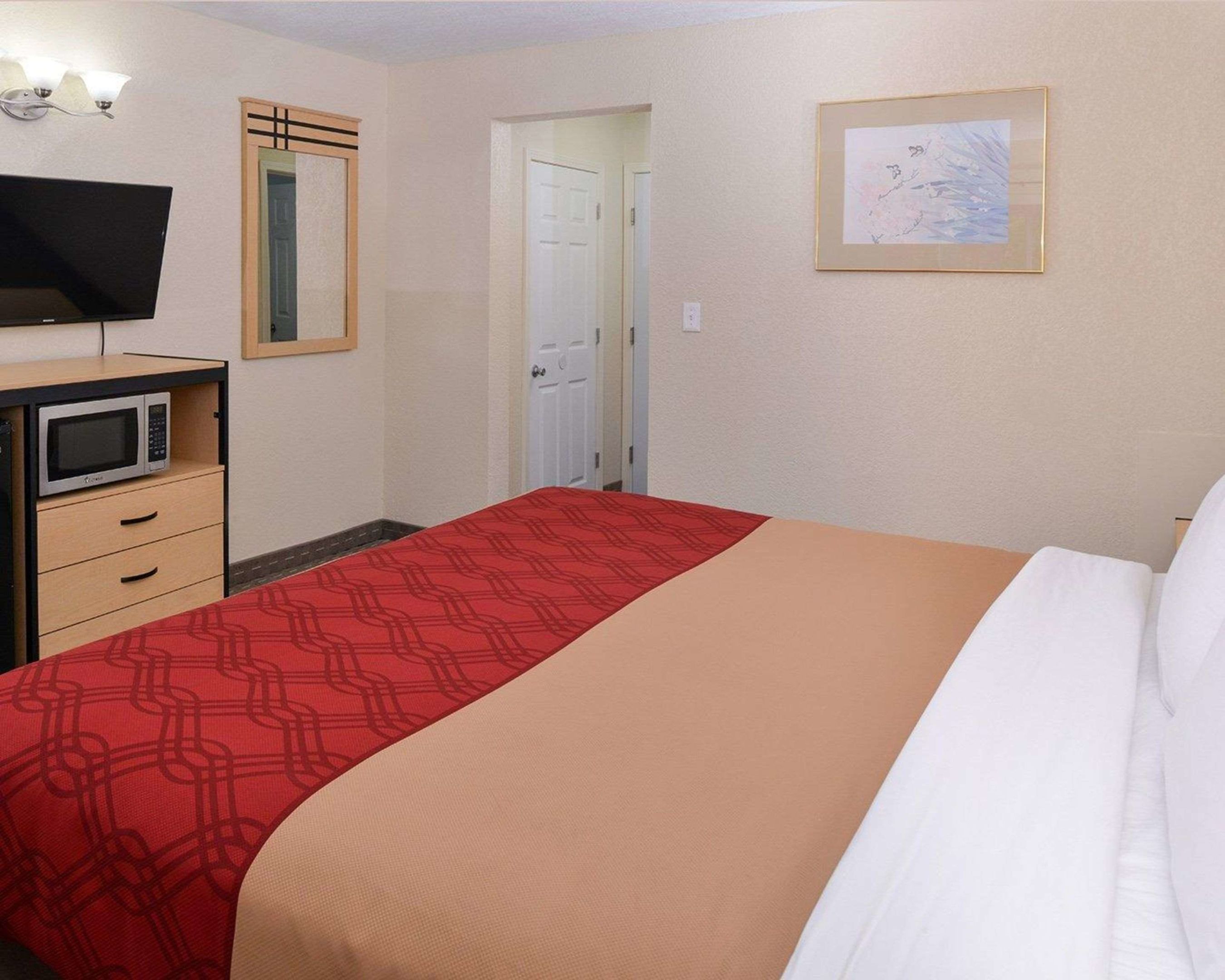 econo lodge rochester i 90 and i 390