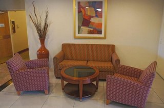 Days Inn & Suites By Wyndham Bloomington/Normal Il,Mclean>>Bloomington,3 star