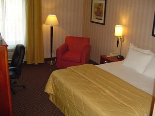 Days Inn & Suites By Wyndham Bloomington/Normal Il,Mclean>>Bloomington,3 star