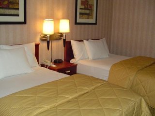 Days Inn & Suites By Wyndham Bloomington/Normal Il,Mclean>>Bloomington,3 star