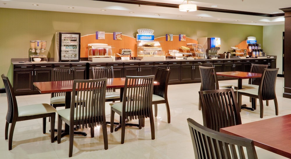 holiday inn express and suites warminster horsham by ihg