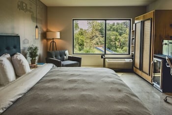 royal athenaeum suites