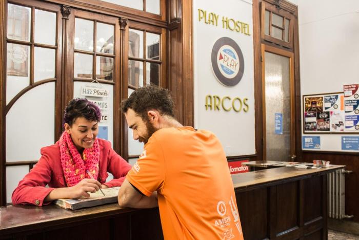 play hostel arcos