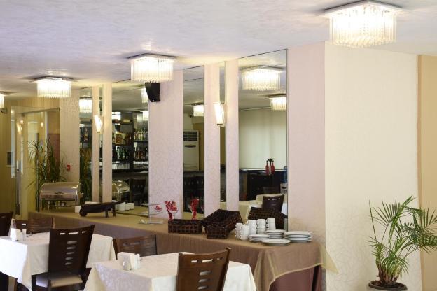 al murjan palace hotel