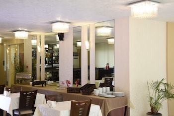 al murjan palace hotel