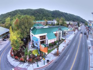 Hampton Inn Gatlinburg,Gatlinburg - Pigeon Forge>>Gatlinburg,2.5 star