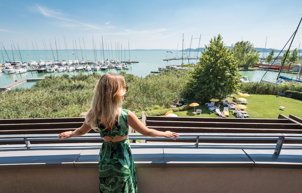 hotel golden lake resort