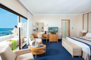 constantinou bros pioneer beach hotel