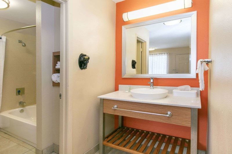 days inn and suites by wyndham arlington near six flags