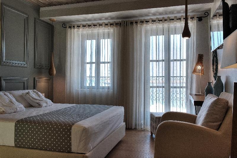 elia zampeliou hotel adults only