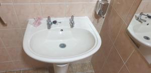 Heathrow Inn,Ealing>>Croydon,2 star