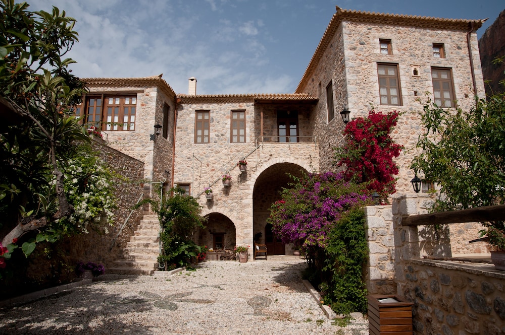 archontiko hatzipanayiotis