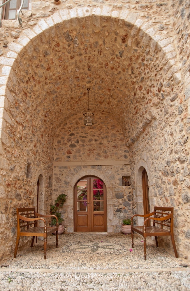 archontiko hatzipanayiotis