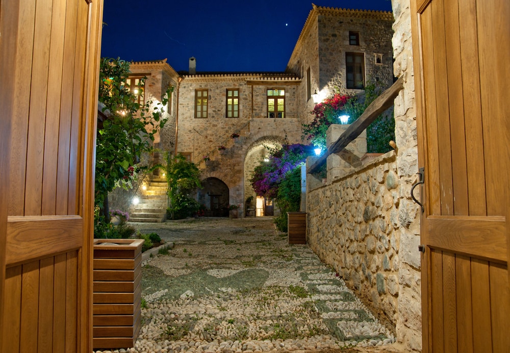 archontiko hatzipanayiotis