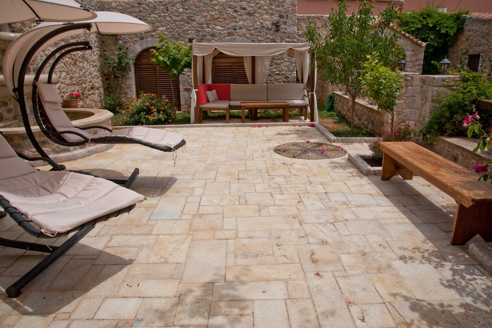 archontiko hatzipanayiotis