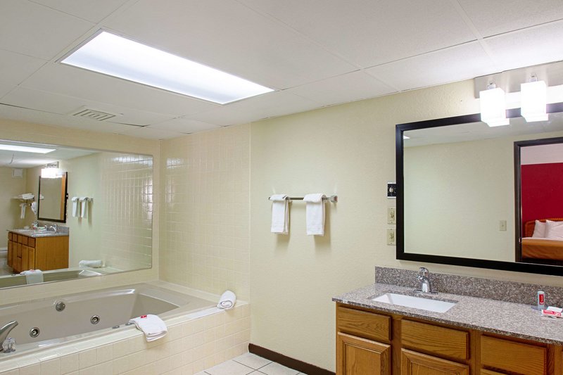 econo lodge inn and suites