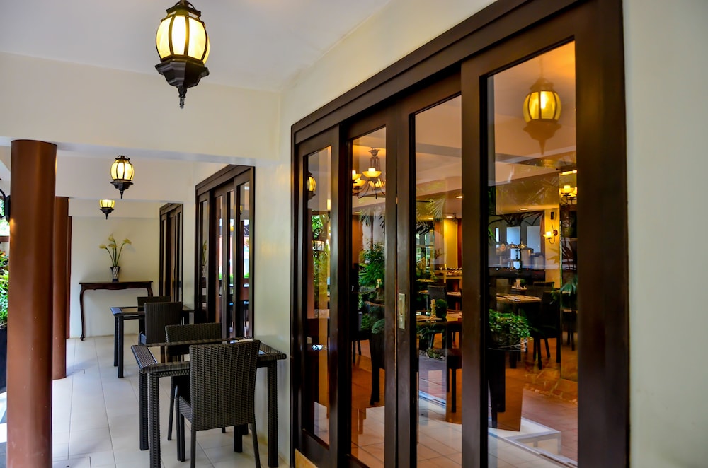 white house beach resort