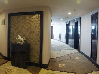 greentree huainan tianjiaan square guangchang road hotel