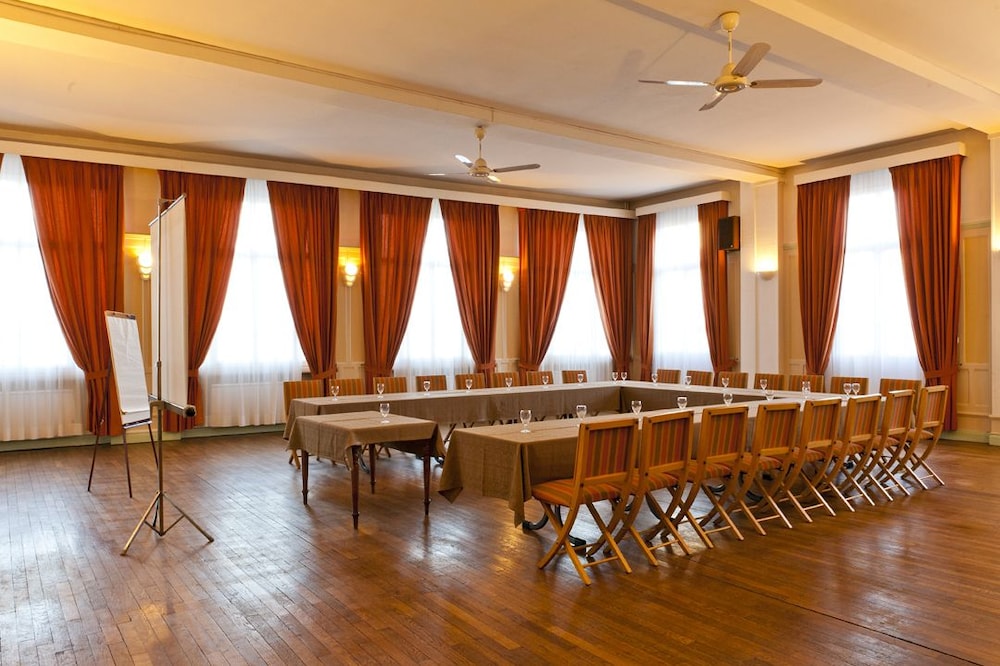 logis le cheval rouge