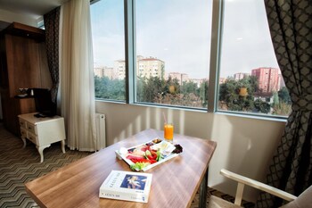 sarissa hotel