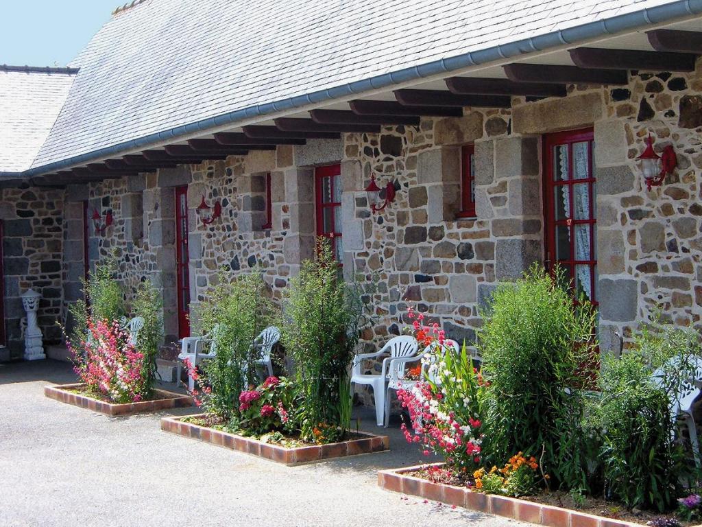 logis hotel le relais de beaucemaine