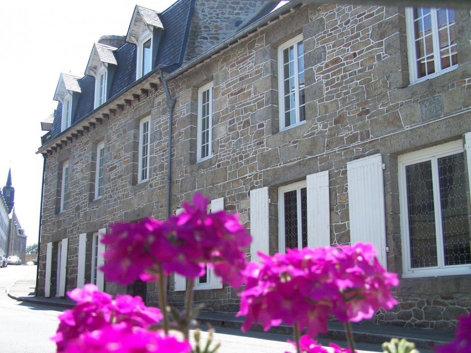 logis hotel du commerce quintin