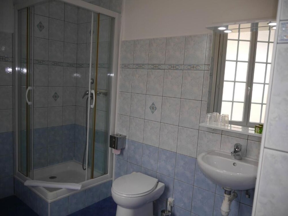 logis hotel du commerce quintin