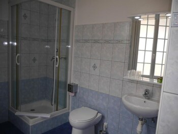 logis hotel du commerce quintin