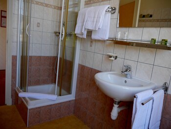 logis hotel du commerce quintin