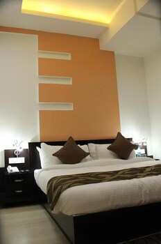 clarks inn mathura