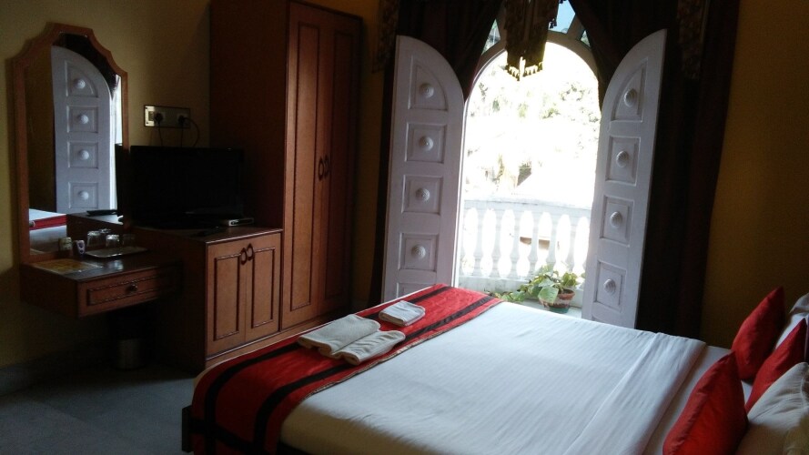 new hotel white palace