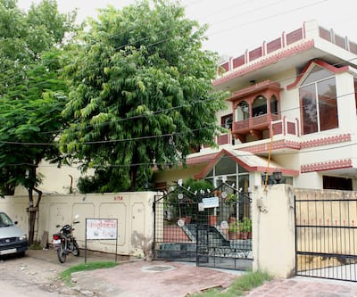 hotel singhasan house