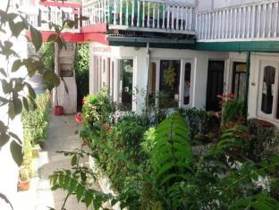 Hotel New Shalimar,Boulevard Road,2 star