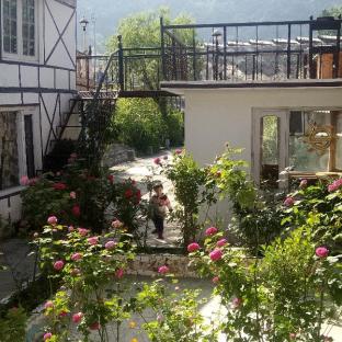 Hotel New Shalimar,Boulevard Road,2 star