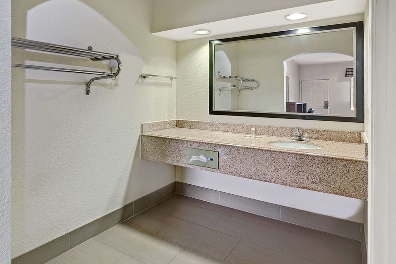 super 8 by wyndham houston hobby airport south