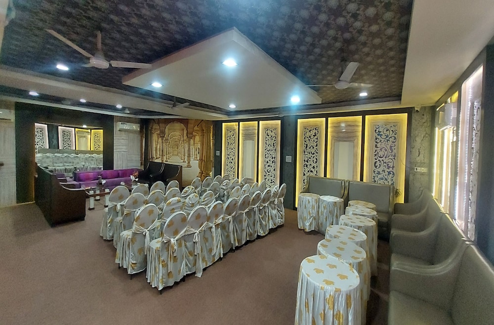 hotel meenakshi palace
