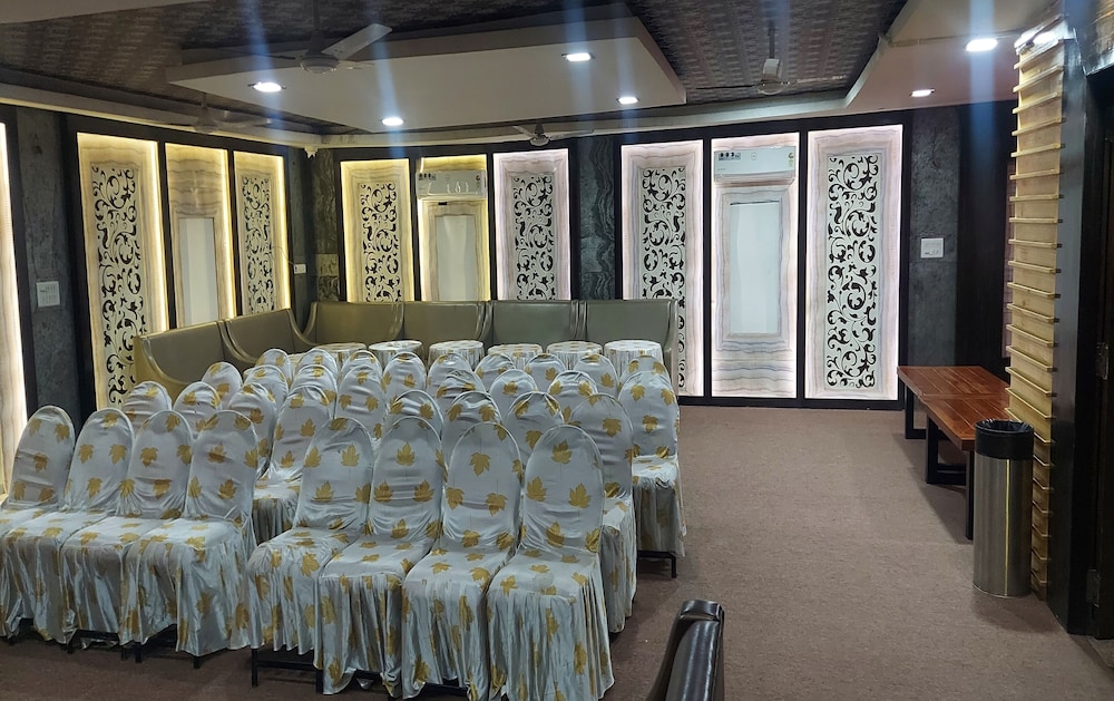 hotel meenakshi palace