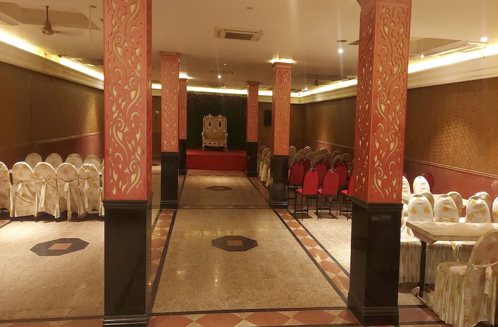 hotel meenakshi palace