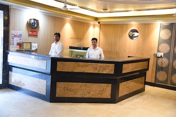 hotel meenakshi palace